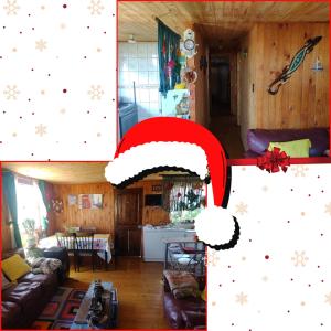 una sala de estar con un sombrero de Santa en la pared en Cabaña Villa los Delfines, en Iloca
