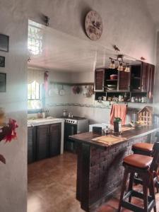 cocina con encimera y reloj en la pared en Villa Rita en Tibasosa