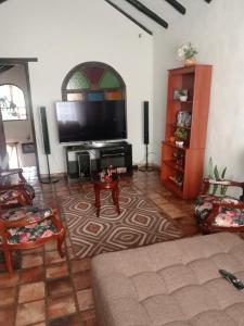 a living room with a flat screen tv at Villa Rita in Tibasosa