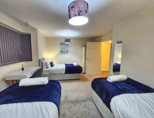 Pokój hotelowy z 2 łóżkami i łazienką w obiekcie Modern 2 Bed Apartment - Sleeps up to 5 - Coventry - Business and Leisure Stays w Coventry