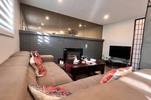 sala de estar con sofá y chimenea en Alluring Private Bachelor Unit, en Windsor