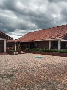 a building with a brick courtyard in front of it at Villa Rita in Tibasosa