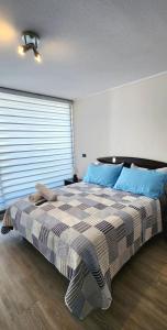 1 dormitorio con 1 cama con manta a cuadros en Hermoso Depto En Casco Historico, en Santiago