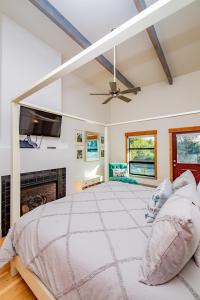 um quarto com uma cama grande e uma lareira em The Gardens of Barons Creek Unit B em Fredericksburg