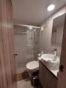 a bathroom with a toilet and a sink and a shower at loft central, cerca a laureles GUARDA MELETAS GRATIS!! in Medellín