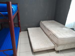 two beds in a room with a bunk bed at Cantinho do sossego in Macaé +11 photos