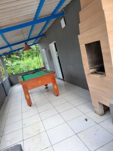 a ping pong table in the middle of a room at Cantinho do sossego in Macaé