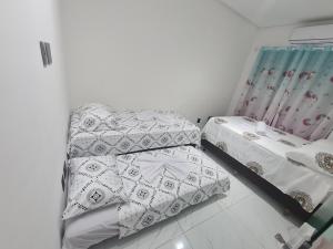 een slaapkamer met 2 bedden en een gordijn bij Casa Mar Aruana in Aracaju +8 foto's
