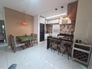 een keuken met een tafel en stoelen erin bij Casa Mar Aruana in Aracaju