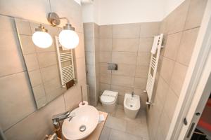 A bathroom at Living Salerno B&b