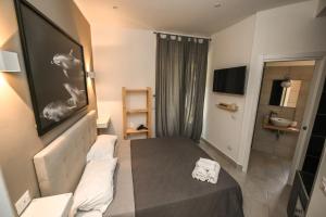 A bed or beds in a room at Living Salerno B&b