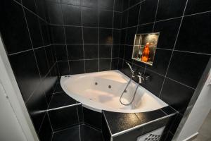A bathroom at Living Salerno B&b