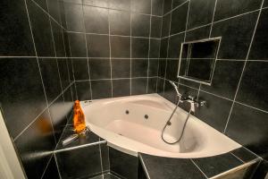 A bathroom at Living Salerno B&b