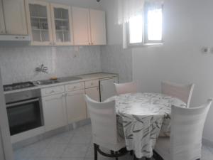 Kuchyňa alebo kuchynka v ubytovaní Apartment Poljana 8473c