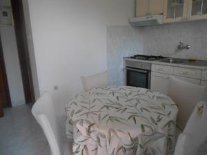 Kuchyňa alebo kuchynka v ubytovaní Apartment Poljana 8473c