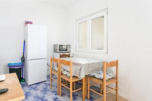 Kuchyňa alebo kuchynka v ubytovaní Apartments by the sea Drasnice, Makarska - 14129