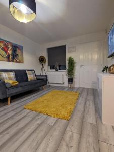 - un salon avec un canapé et un tapis jaune dans l'établissement Freshen-up stays Doncaster, à Bentley