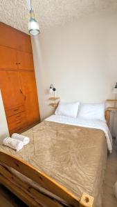um quarto com uma cama grande e uma cómoda em Beautiful room near everything 2 em Cuenca