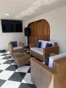 - un salon avec des fauteuils en osier et un canapé dans l'établissement La torrecita, à Barbosa