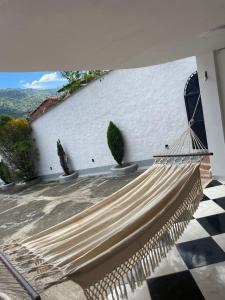 - un hamac devant un bâtiment blanc dans l'établissement La torrecita, à Barbosa