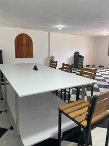 une pièce avec une grande table blanche et des chaises dans l'établissement La torrecita, à Barbosa 18 autres photos