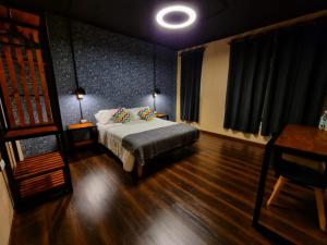 1 dormitorio con cama, mesa y escritorio en Tinka, en Santiago