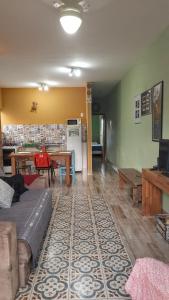 un soggiorno con divano e tavolo di Aconchegante Casa a São Lourenço