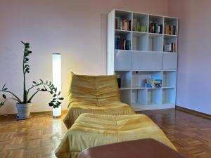 ein Wohnzimmer mit Sofa und Bücherregal in der Unterkunft Kraewelhof in Schrozberg