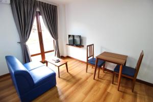 Tai-Shan Suites tesisinde bir oturma alanı