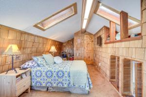 1 dormitorio con 1 cama y pared de madera en Charming Brian Head Condo Rental with Ski Shuttle!, en Brian Head