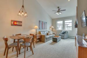 un soggiorno con un tavolo e un divano di Ski-InandSki-Out Winter Park Condo with Balcony! a Winter Park