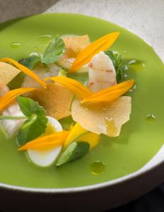 une assiette verte contenant des œufs et des légumes dans l'établissement Rosewood Matakauri, à Queenstown