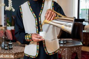 アカバにあるAl Manara, a Luxury Collection Hotel, Aqabaの茶碗を持つ男 +37枚の写真