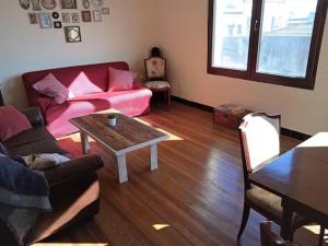 un soggiorno con divano rosso e tavolo di The Wall Montevideo [104] Live in the Old Town a Montevideo