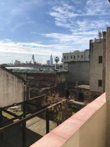 een uitzicht op de skyline van de stad vanuit een gebouw bij The Wall Montevideo [104] Live in the Old Town in Montevideo