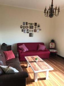 een woonkamer met een rode bank en een salontafel bij The Wall Montevideo [104] Live in the Old Town in Montevideo