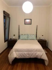 1 dormitorio con 1 cama grande y luz grande en The Wall Montevideo [104] Live in the Old Town en Montevideo