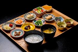 a tray with various dishes of food on a table at 信州善光寺 薬王院 in Nagano