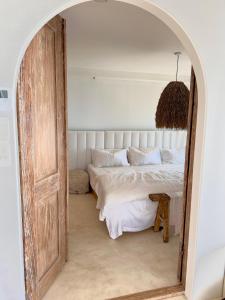 een slaapkamer met 2 bedden en een open deur bij De Ville Apartments in Gold Coast