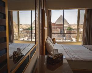 Cama ou camas em um quarto em Jimmy Pyramids Hotel