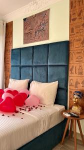Cama ou camas em um quarto em Jimmy Pyramids Hotel