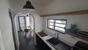 cocina con fregadero, ventana y mesa en Loft ITSON: Comodidad + Asador en Ciudad Obregón