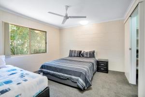 Schlafzimmer mit einem Bett und einem Deckenventilator in der Unterkunft Gold Rush Apartments in Gympie