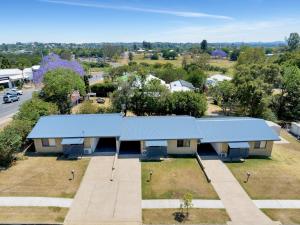 einen Blick über ein Gebäude mit blauem Dach in der Unterkunft Gold Rush Apartments in Gympie