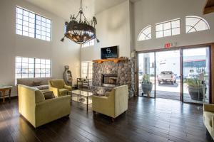 eine Lobby mit Sofas und einem Kamin in einem Gebäude in der Unterkunft Hotel Serene in Glendale