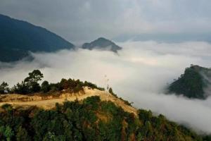 una vista de una montaña con un montón de nubes en Ngoc Chien Pearl, 