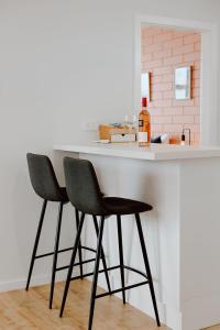 - deux chaises assises à un comptoir dans une cuisine dans l'établissement Kangaroo Island Seaview Motel, à Kingscote