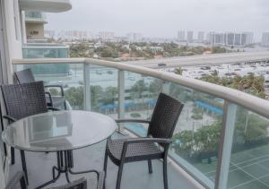 balcón con mesa, sillas y vistas a la ciudad en Live Amazingly by the Beach - 00388, en Miami Beach