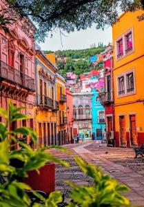 vista su una strada cittadina con edifici colorati di Hotel Casa Posos a Guanajuato