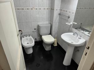 a bathroom with a toilet and a sink at Av. España Microcentro in Mendoza
